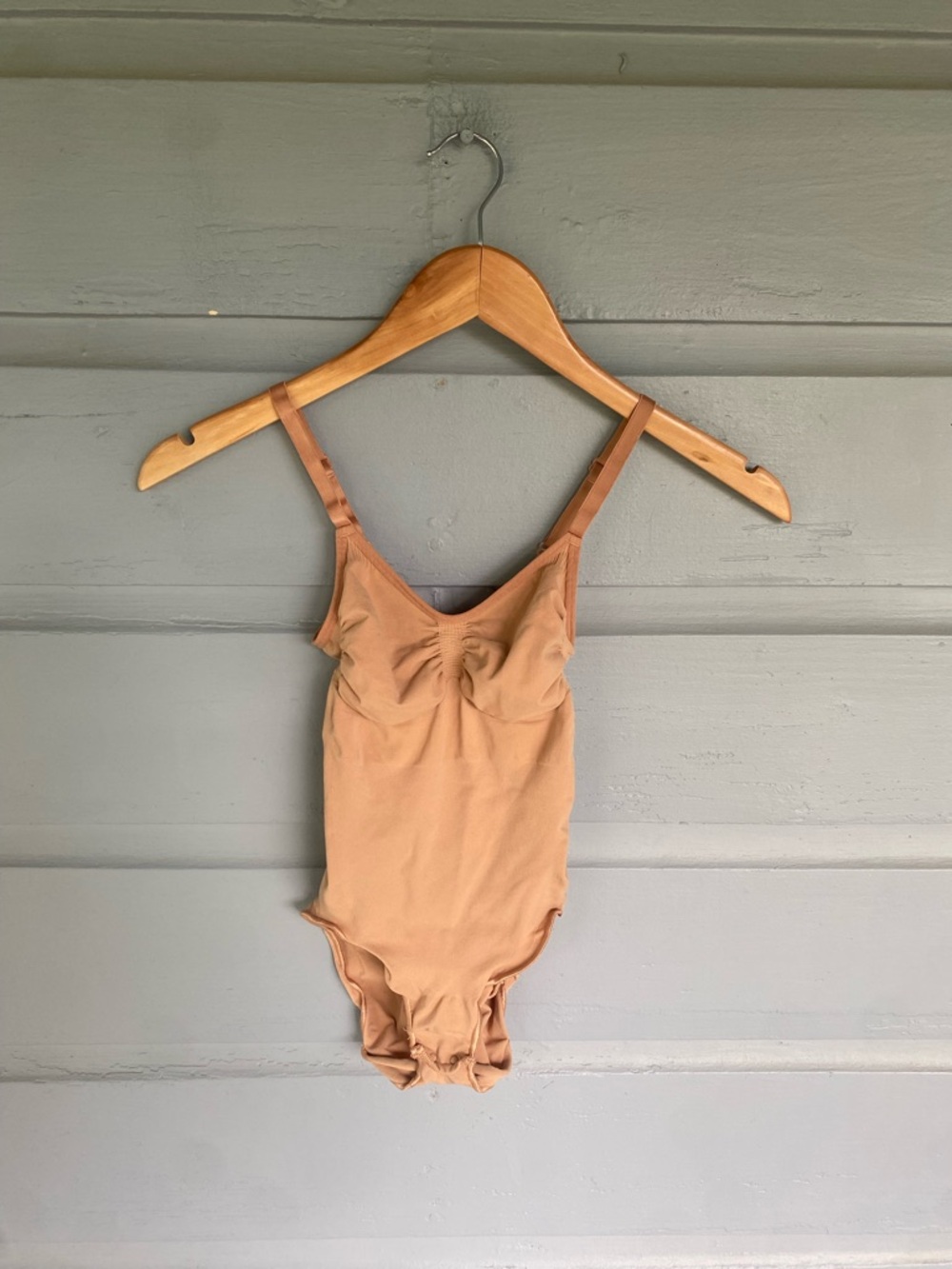 Skims Seamless Sculpt Thong Bodysuit in Beige/Tan/Micro/Clay/Ochre S/M